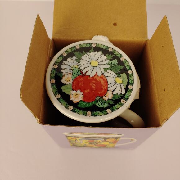 Daisies Hues and Brews Mug / Tea Infuser with Lid may be used as a coaster - Picture 5 of 7